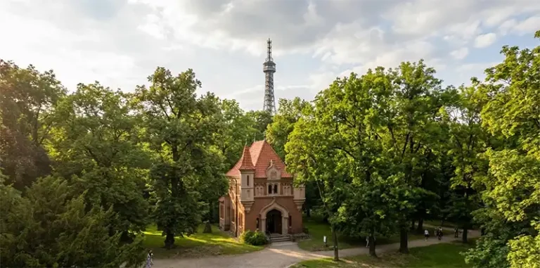 Petřínská rozhledna a Zrcadlové bludiště